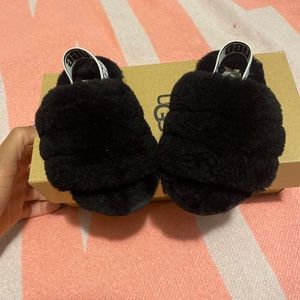 Toddler Ugg’s black slides